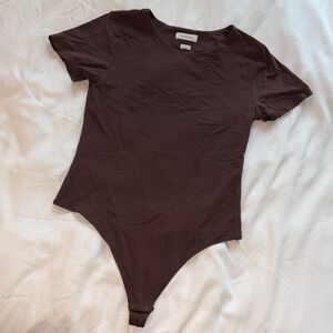 Aritzia Babaton Orginal Contour Crew Short Sleeve Bodysuit - Rich Mocha Brown, L